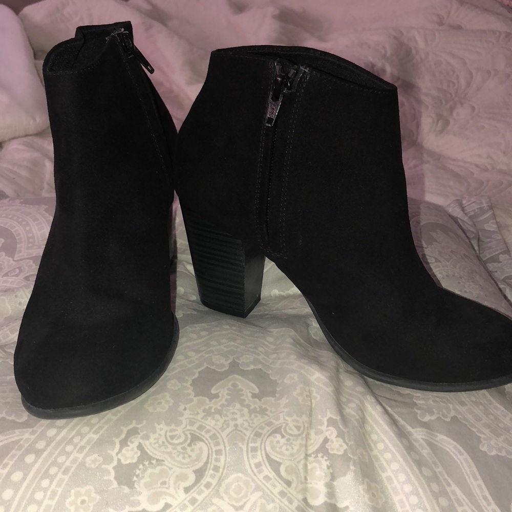 Old Navy black heel booties